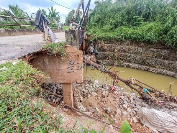 供FB／甘榜卡友牙拉溪流唯一石桥被洪水冲破，居民忧无法外出囤粮防备