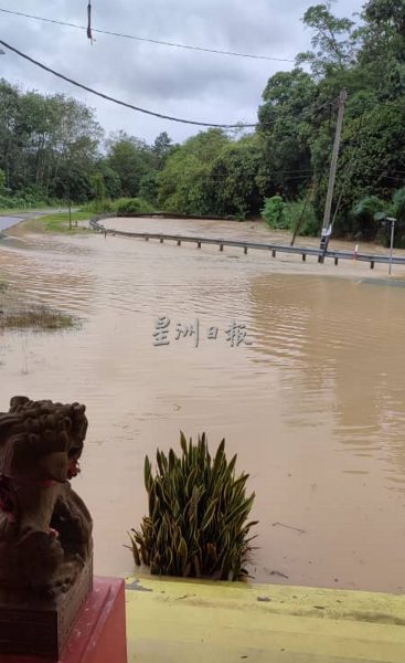 供FB／长命雨导致河水涨，马口通往淡边路被淹没