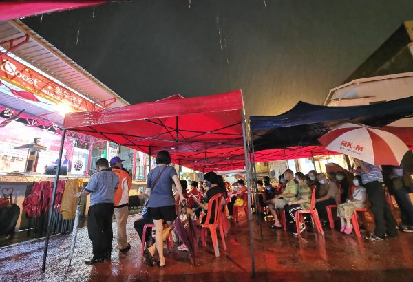供FB／陈丽群申请50万拨款建高架型遮棚，让文化街商民不再为雨天困扰