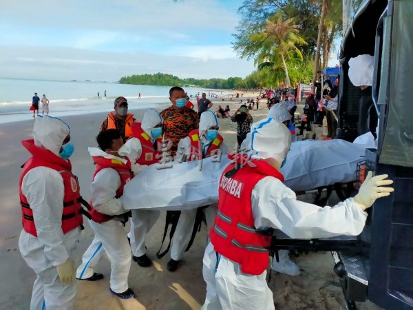 供fb：涨潮兼水灾到海边戏水；2缅甸难民遗体被寻获