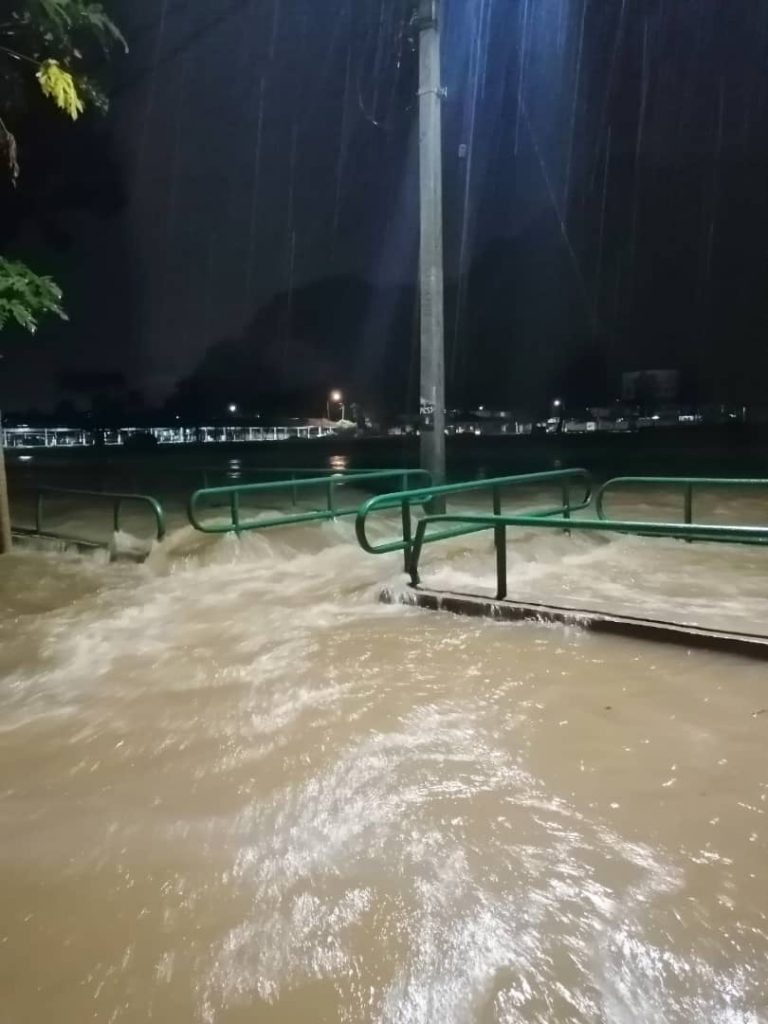 倾盆大雨水深及腰 白兰园一带最严重闪电水灾