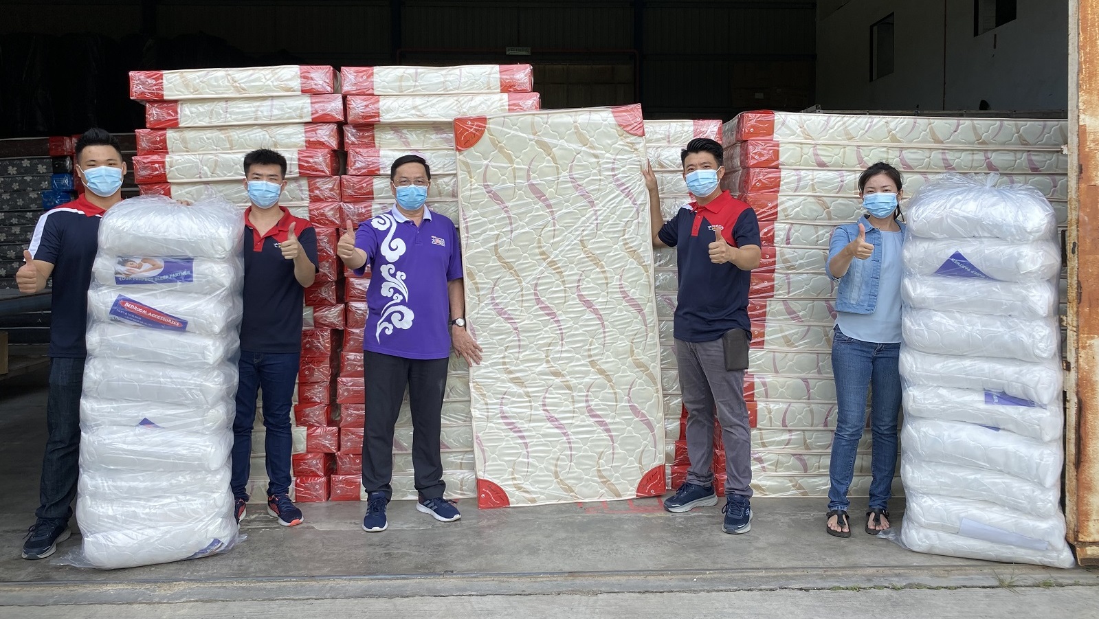 全国版/【水灾献温情】行动/商家捐出200床褥和枕头