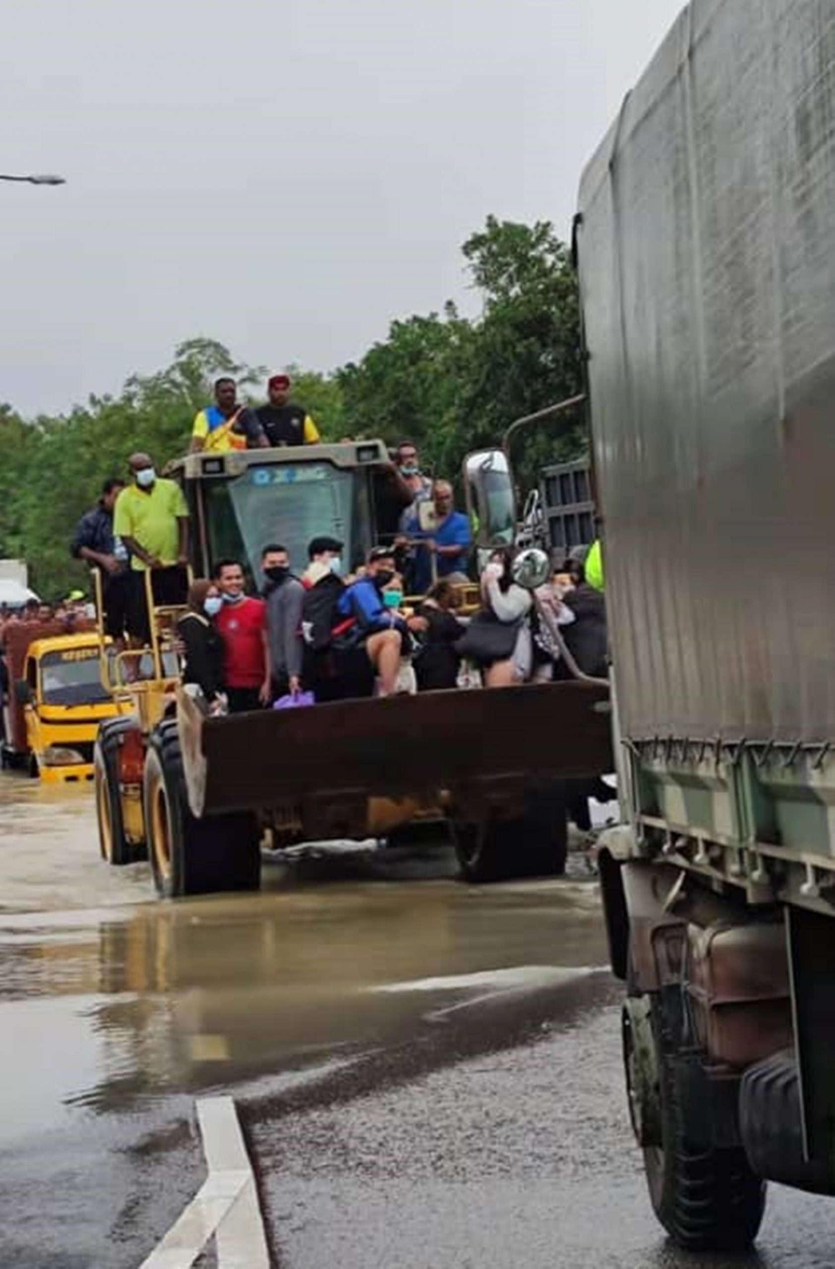 全国／暖势力／水灾告急，工厂老板出动铲车助居民疏散。