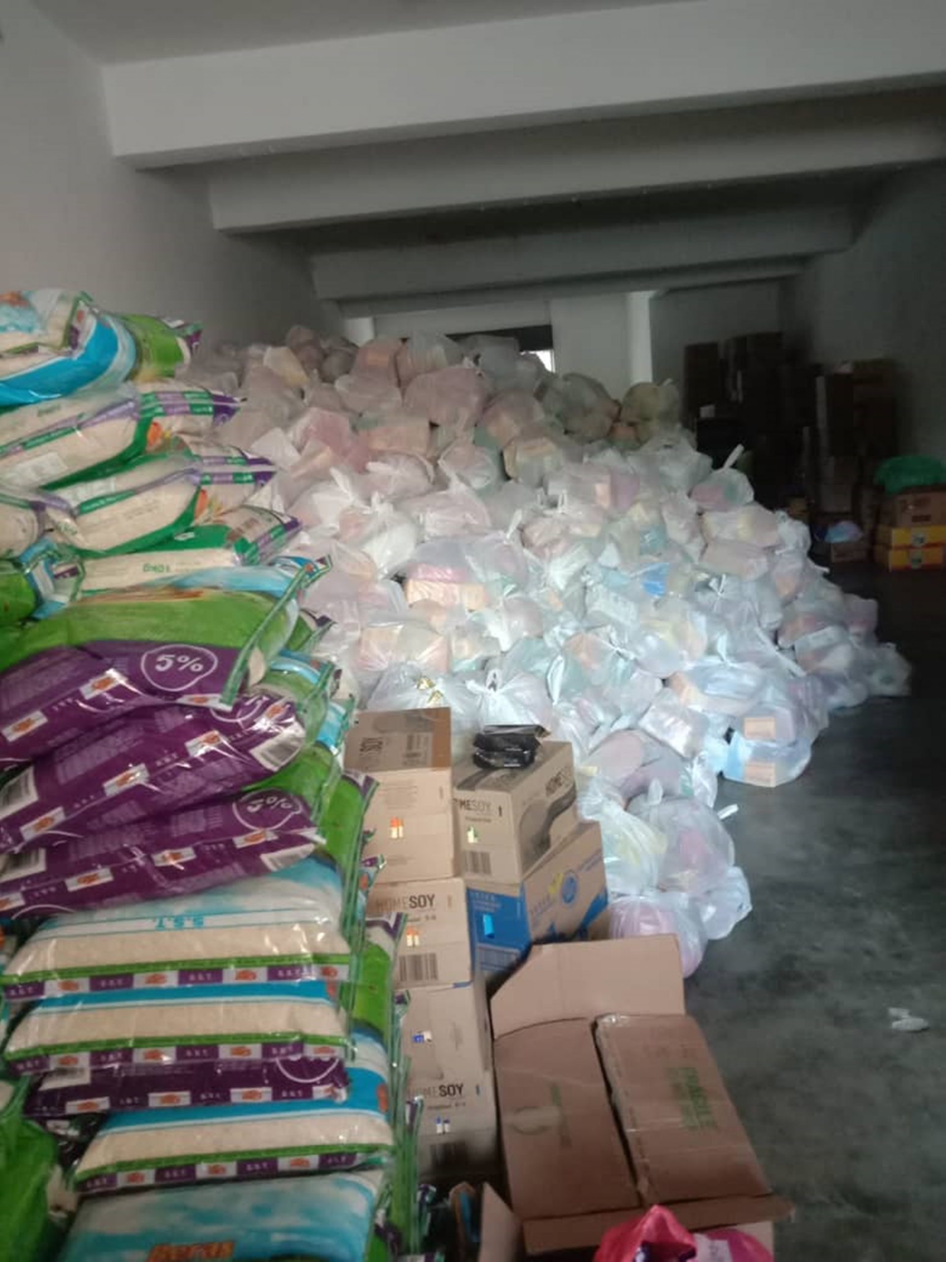 全国／部份灾区食物乾粮过剩，灾黎需床褥小电器。