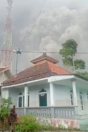 印尼东爪哇塞梅鲁火山喷发