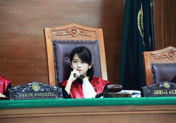 印尼最美法官一张照片圈粉万人　