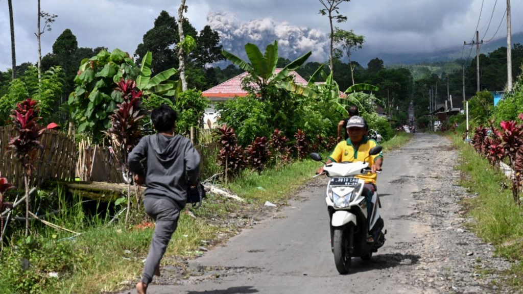 印尼塞梅鲁火山或再爆发 火山警报提升