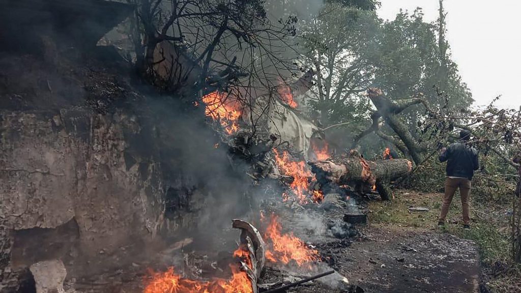 印度军用直升机坠毁13死 国防参谋长夫妇遇难