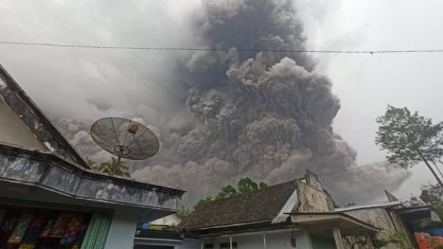 取代/11.00pm//东爪哇火山喷发 1死41人烧伤