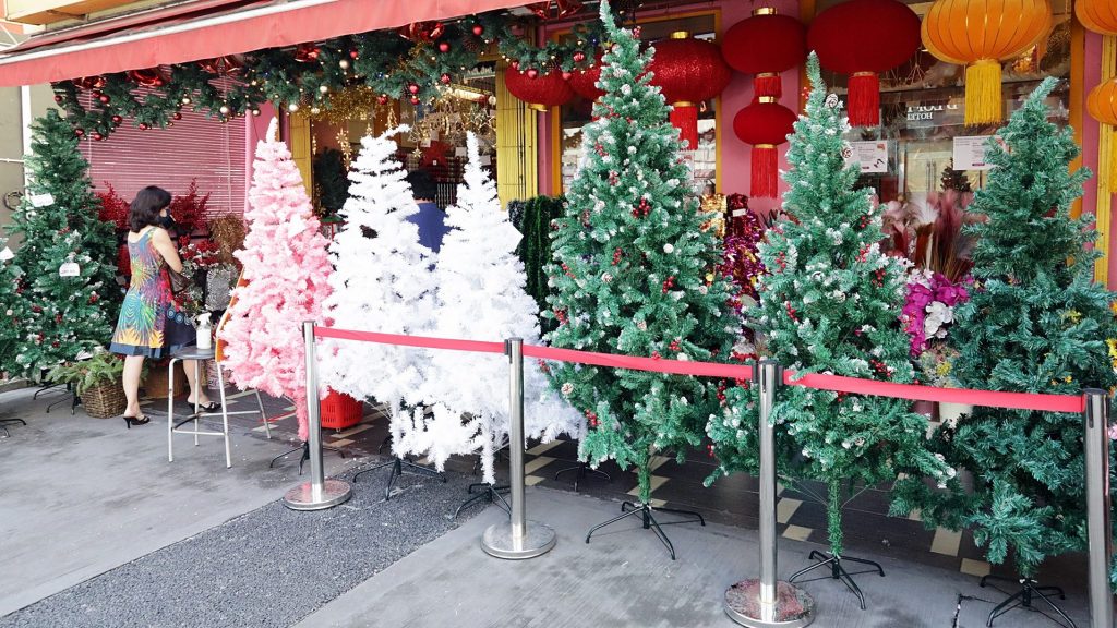 商家推出可爱粉色装饰 茨厂街洋溢浪漫圣诞气氛