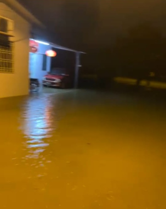 大都会2头：降雨量骤增万津地区闪电水灾情况严重