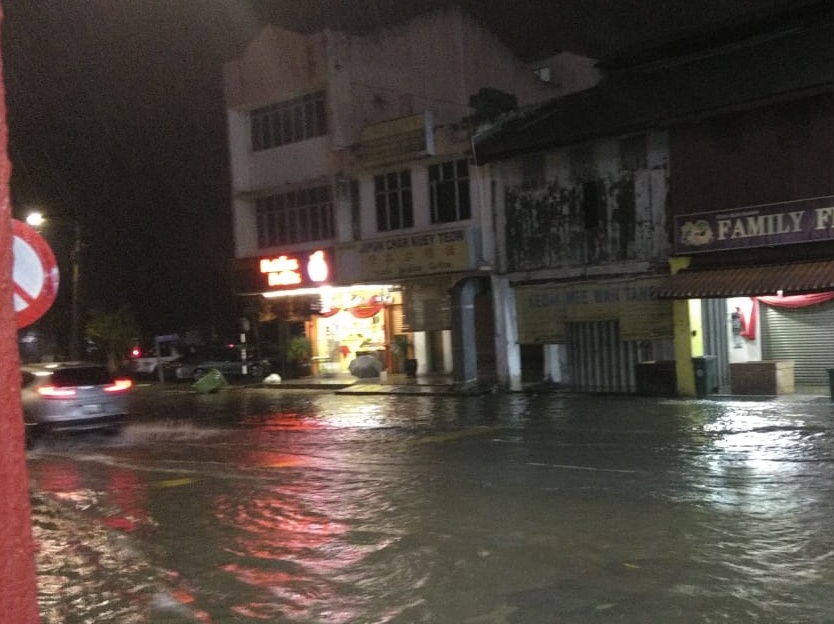 大都会2头：降雨量骤增万津地区闪电水灾情况严重