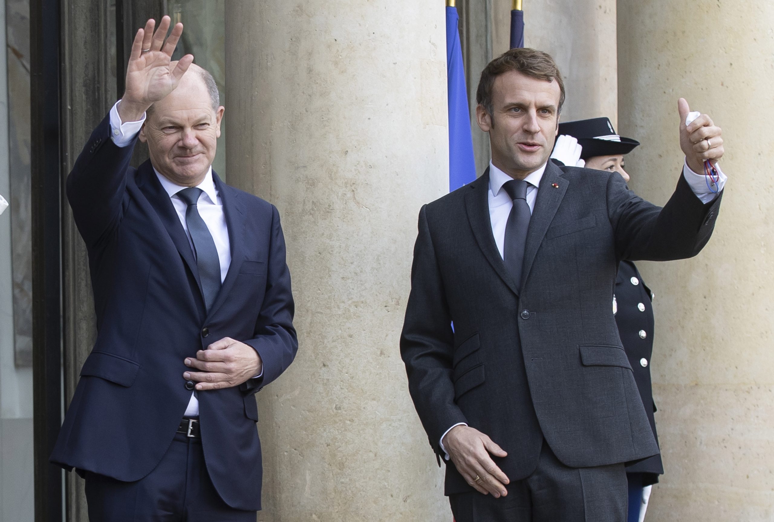 德国新总理肖尔茨访巴黎与马克龙会晤  