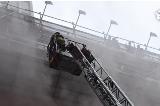 换文更新 港世贸中心火灾  14人吸浓烟送院  疏散1200多人