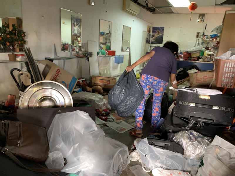 新加坡|男子不堪父骤逝弃生意不顾 捡资源囤积理发院变垃圾屋