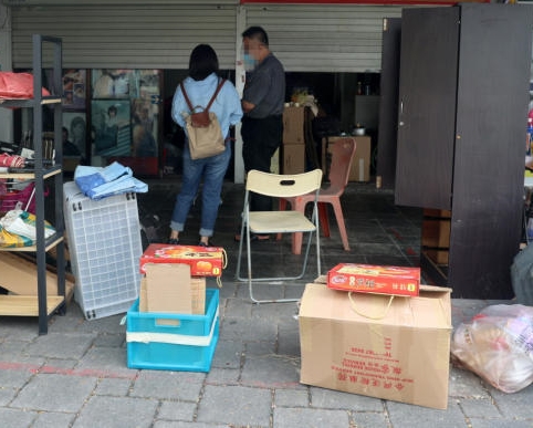 新加坡|男子不堪父骤逝弃生意不顾 捡资源囤积理发院变垃圾屋