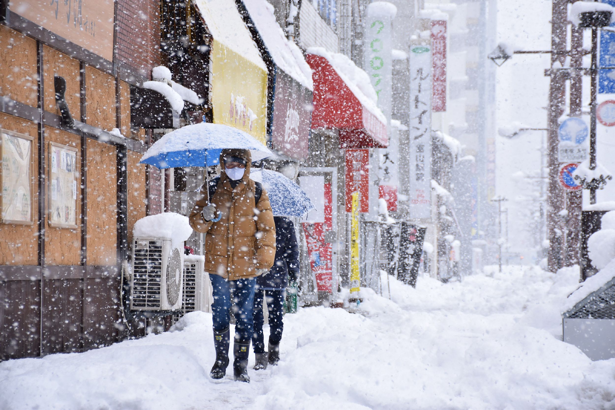 日本遇强降雪 国内交通大停摆