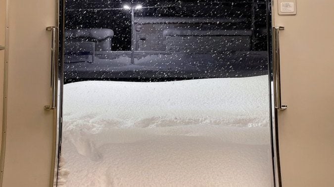 日本遇强降雪 电车开门惊现“小雪山”