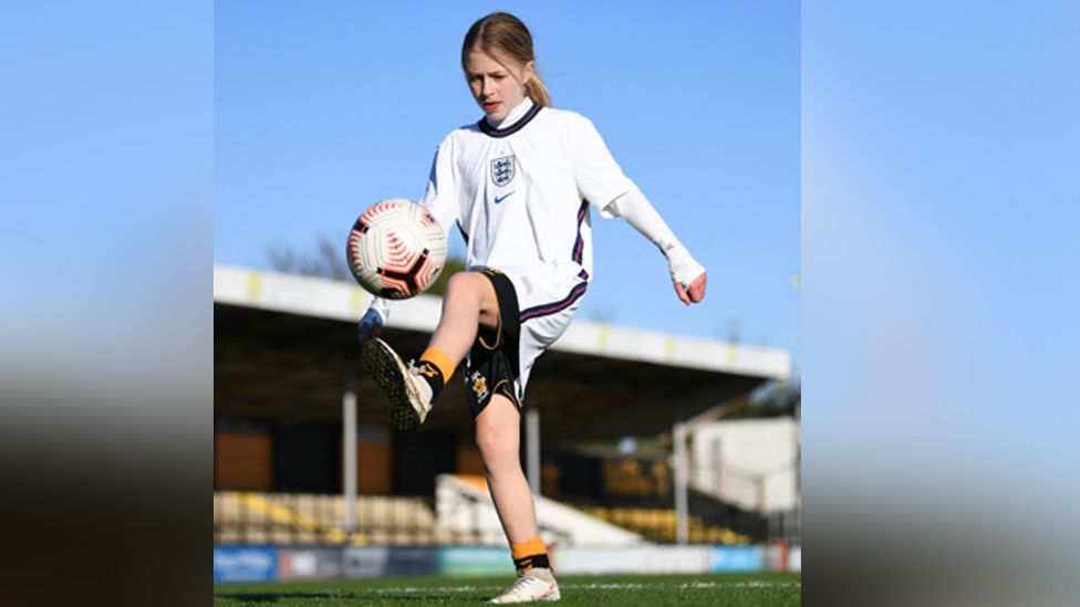 暖势力／英国足球女孩为抗疫筹款积累700万次颠球，获得国际足联奖提名