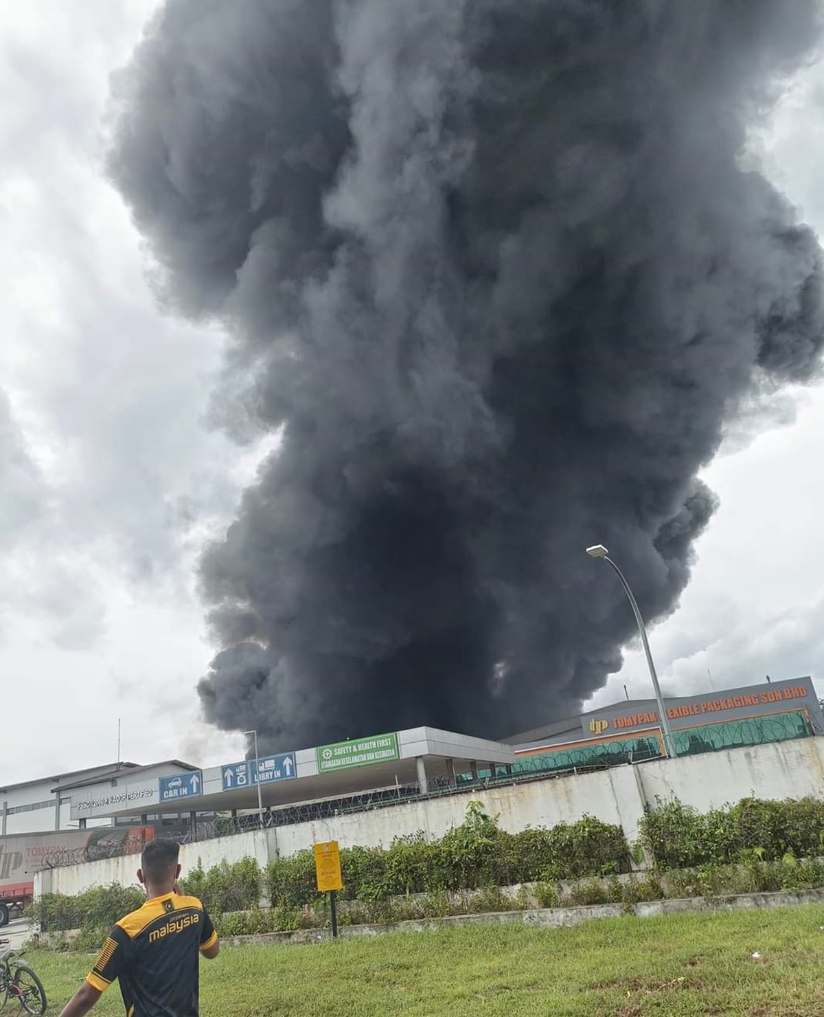 柔（先供网文）：士乃第三期工业区塑料厂大火，浓烟滚滚情况骇人