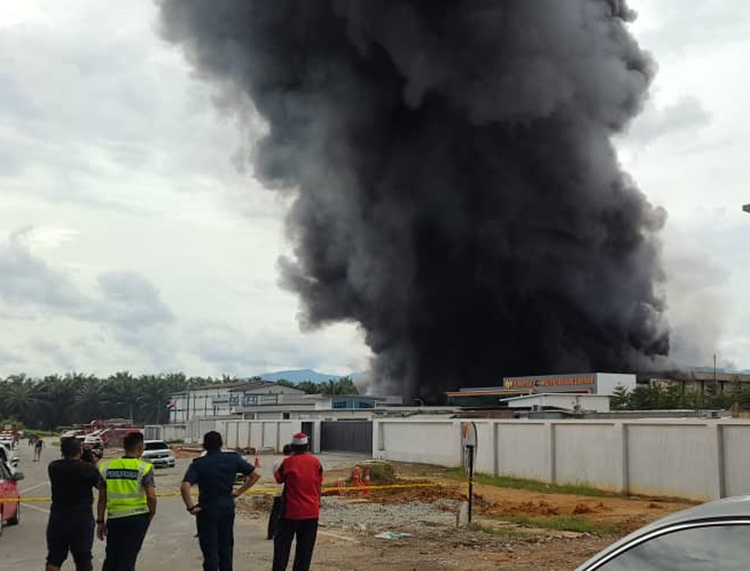 柔（先供网文）：士乃第三期工业区塑料厂大火，浓烟滚滚情况骇人