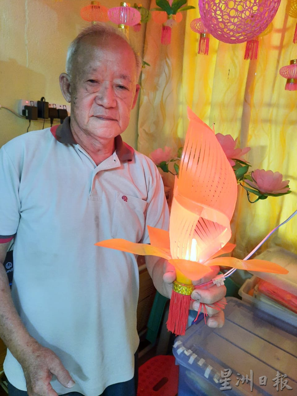 柔：今日面谱：75岁老人，巧思妙想用塑料瓶制作灯笼
