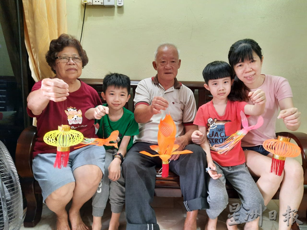 柔：今日面谱：75岁老人，巧思妙想用塑料瓶制作灯笼