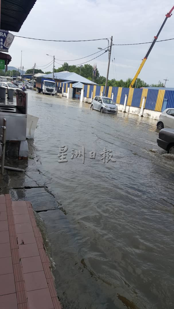 柔：大涨潮袭峇株巴辖，多个低洼地区又淹水