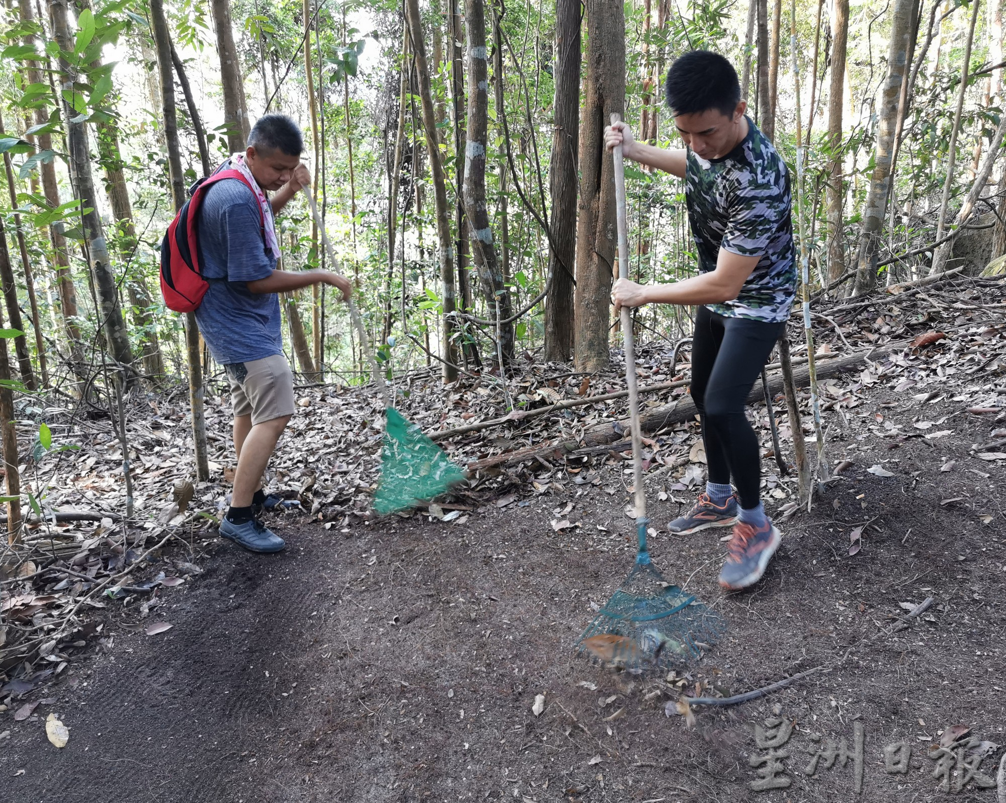 柔：封面：善心美事：登山者边爬山边护山，清理垃圾增安全设施