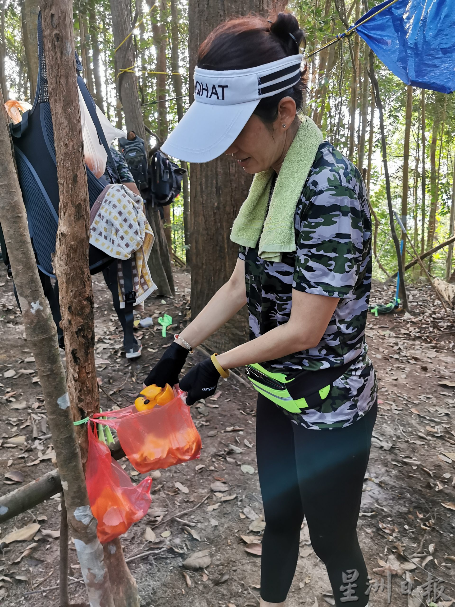 柔：封面：善心美事：登山者边爬山边护山，清理垃圾增安全设施