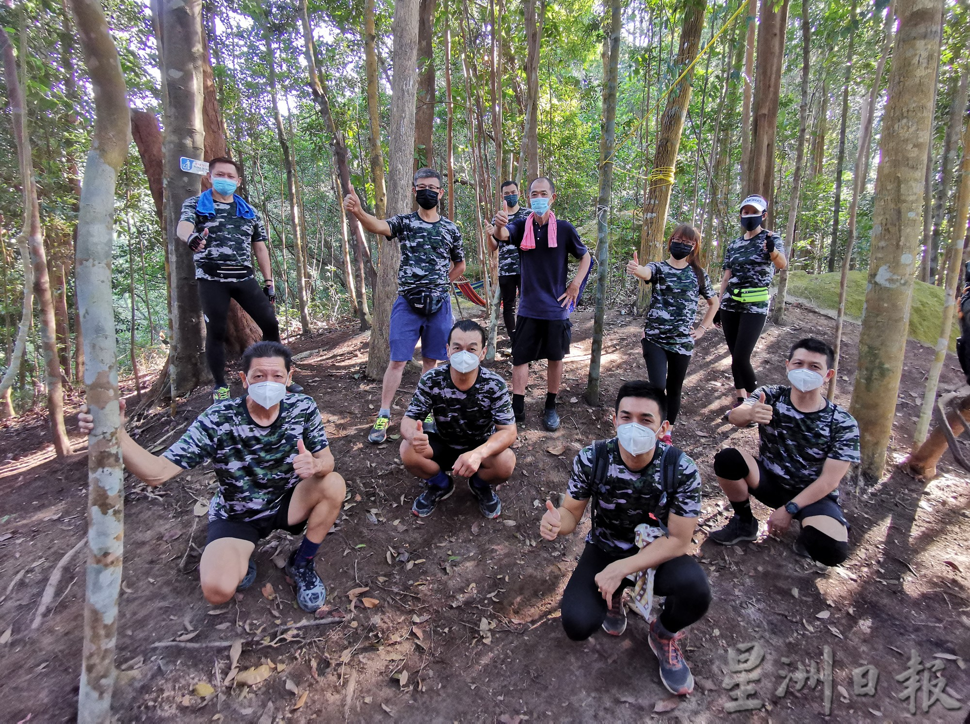 柔：封面：善心美事：登山者边爬山边护山，清理垃圾增安全设施