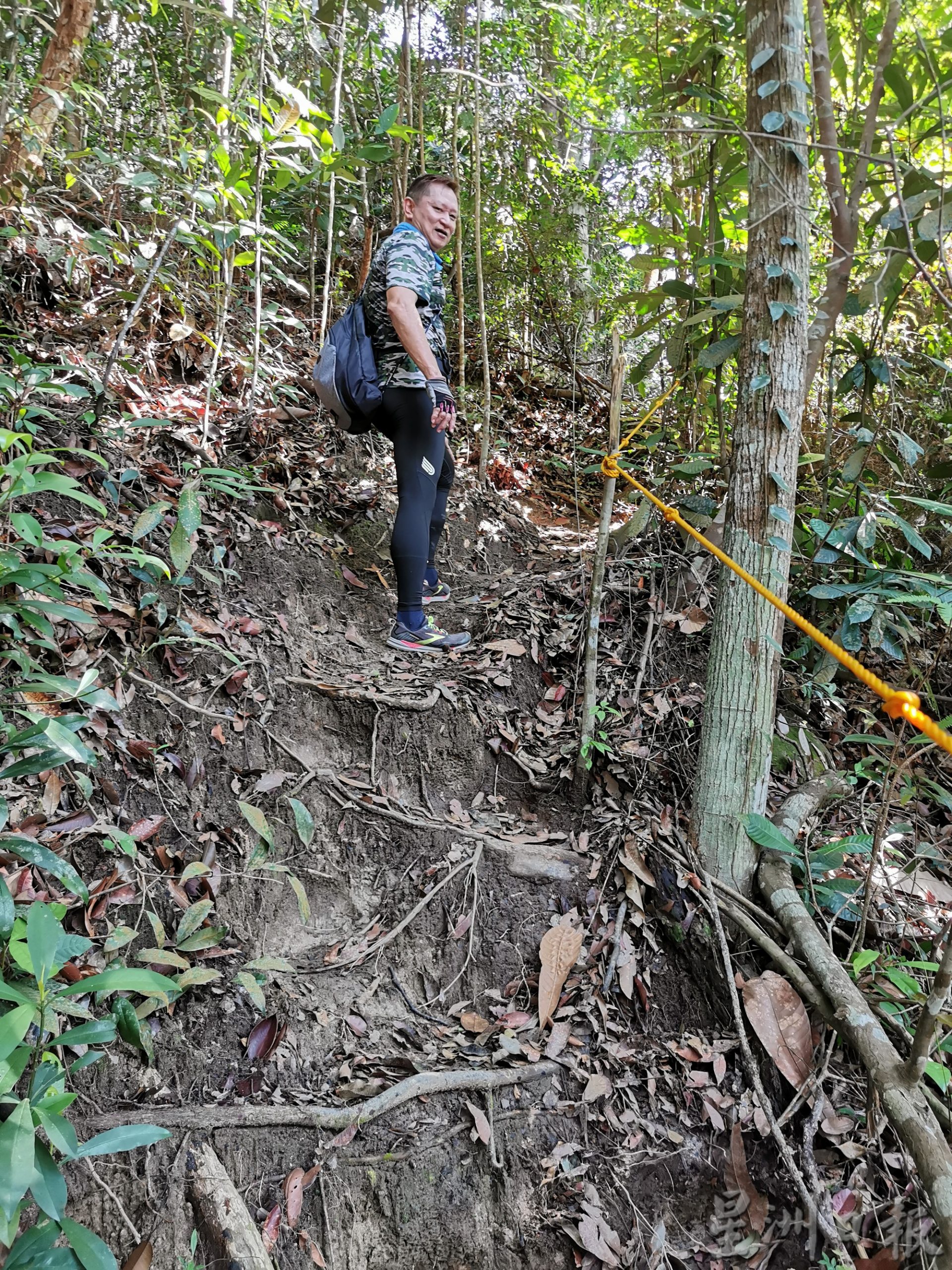 柔：封面：善心美事：登山者边爬山边护山，清理垃圾增安全设施