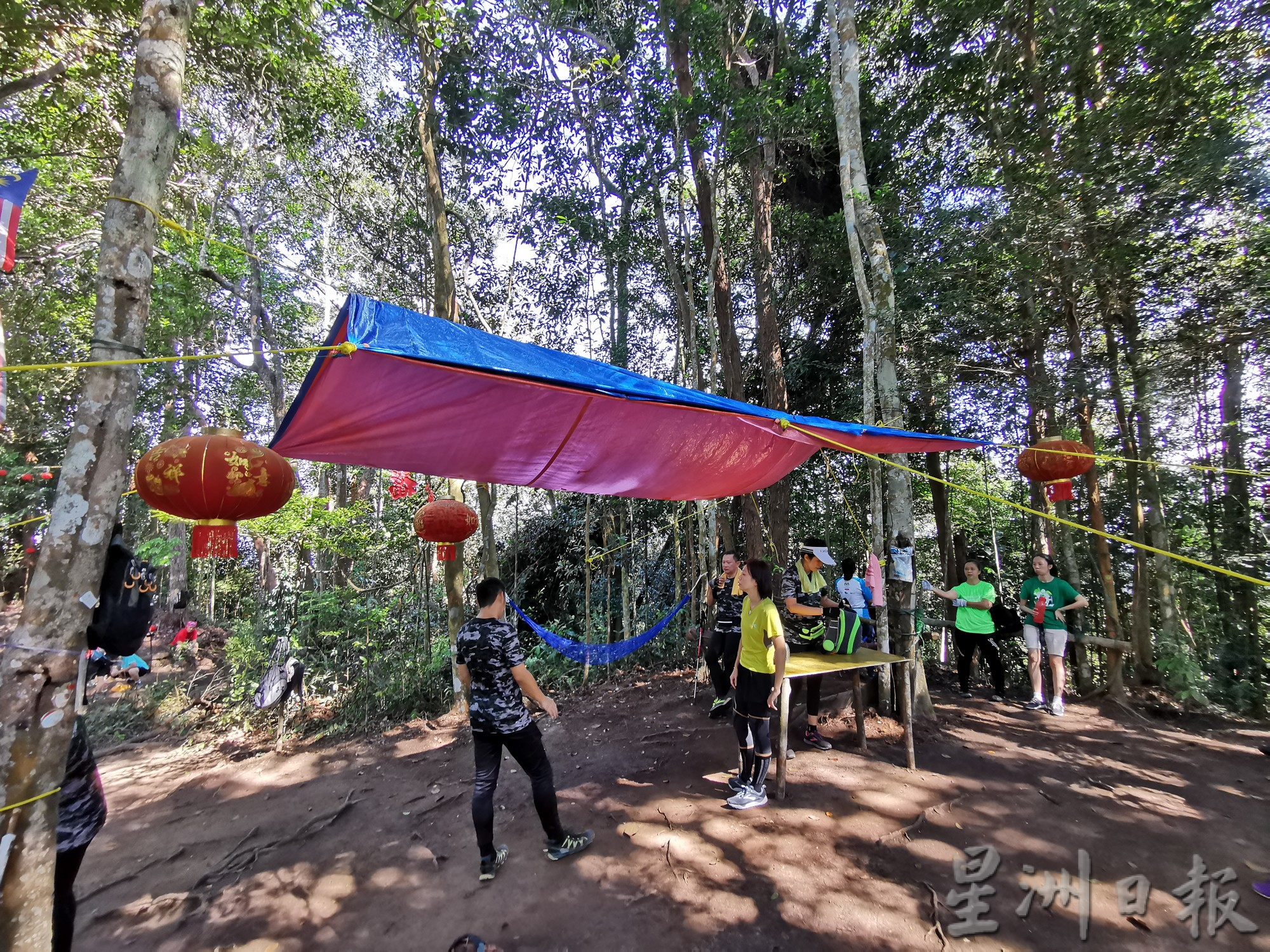 柔：封面：善心美事：登山者边爬山边护山，清理垃圾增安全设施