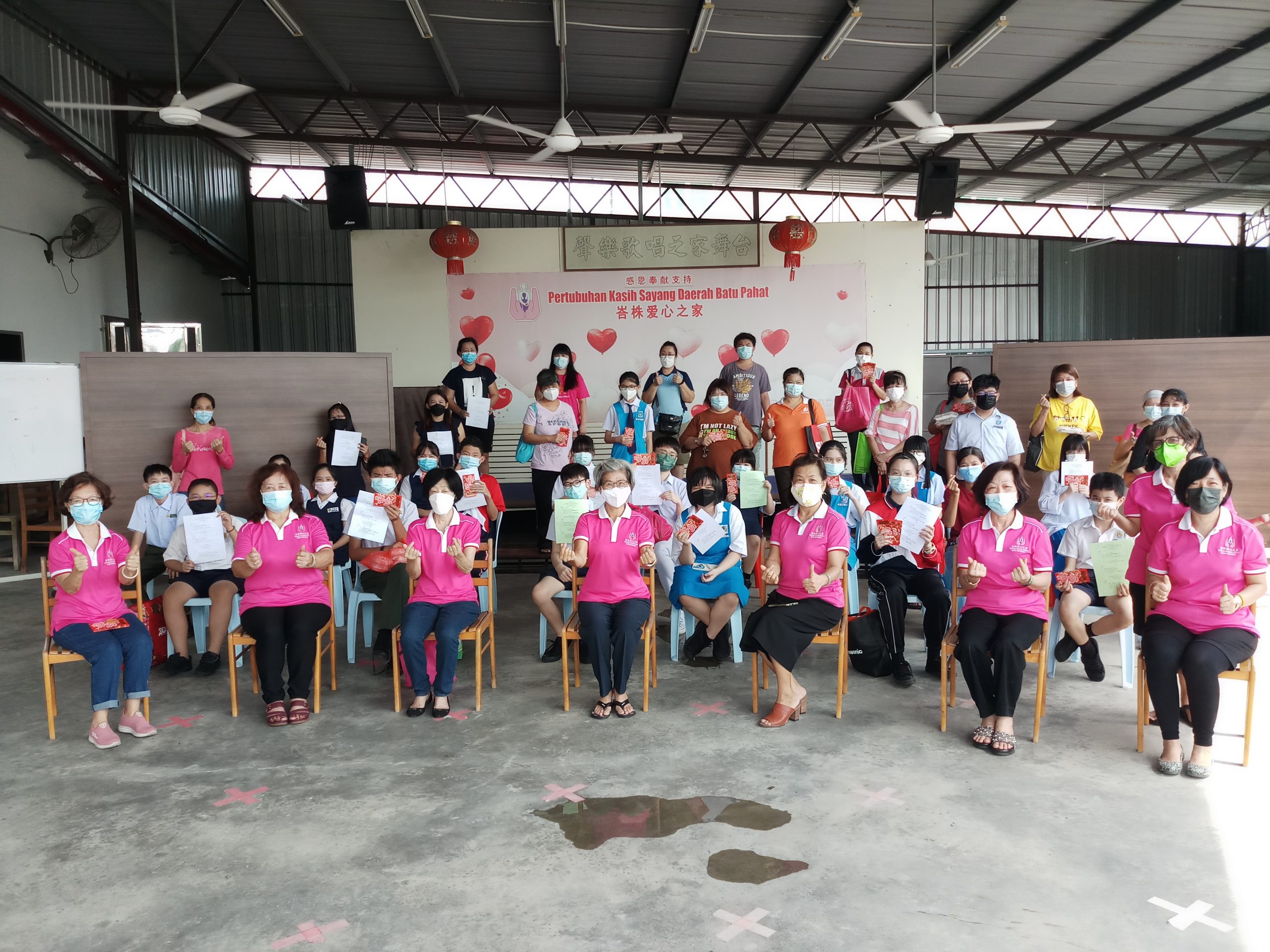 柔：峇爱心之家发出2万9500善款，援助单亲家庭学生及病黎