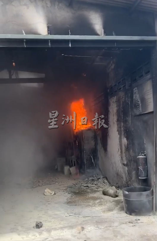柔:新闻:加亨一园坵储藏室起火
