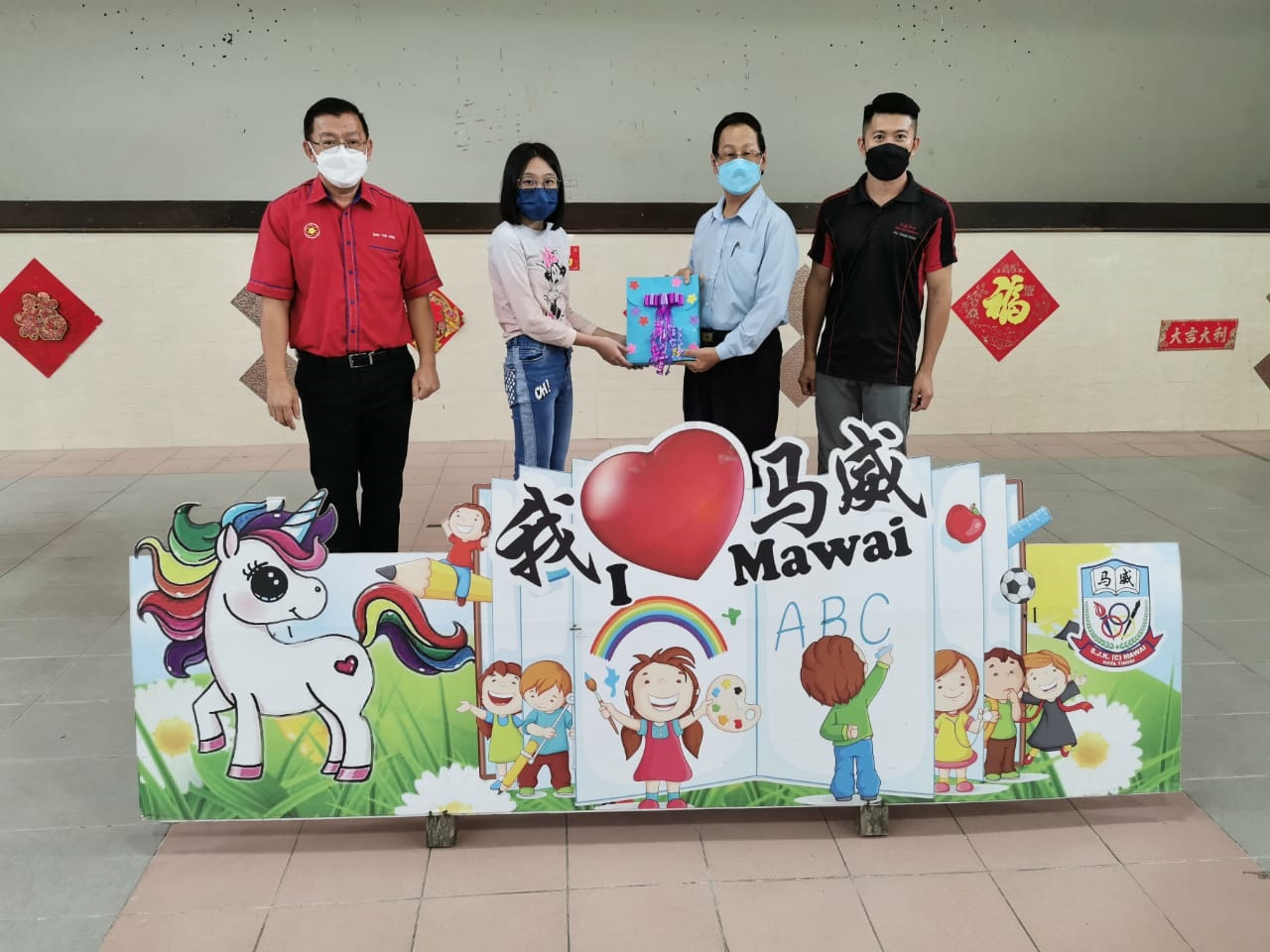 柔：新闻：马威华小学生变装英雄、公主庆儿童节