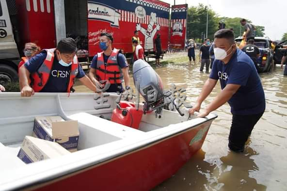 柔：柔马青及马华志工团，派17志工及5艘船救灾