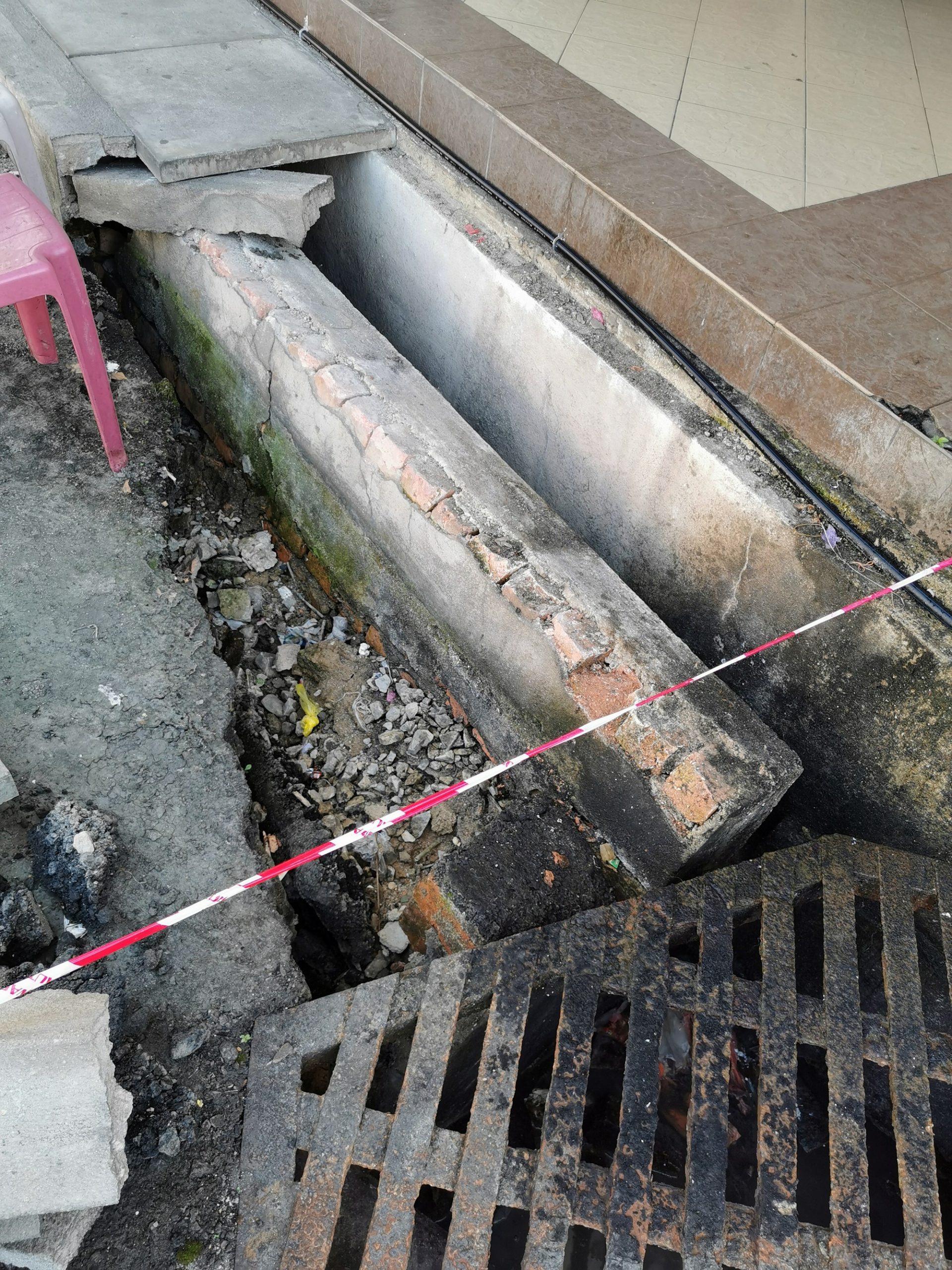 柔：民生特工队：峇王国花园店屋及民宅水沟崩塌，威胁行人安全
