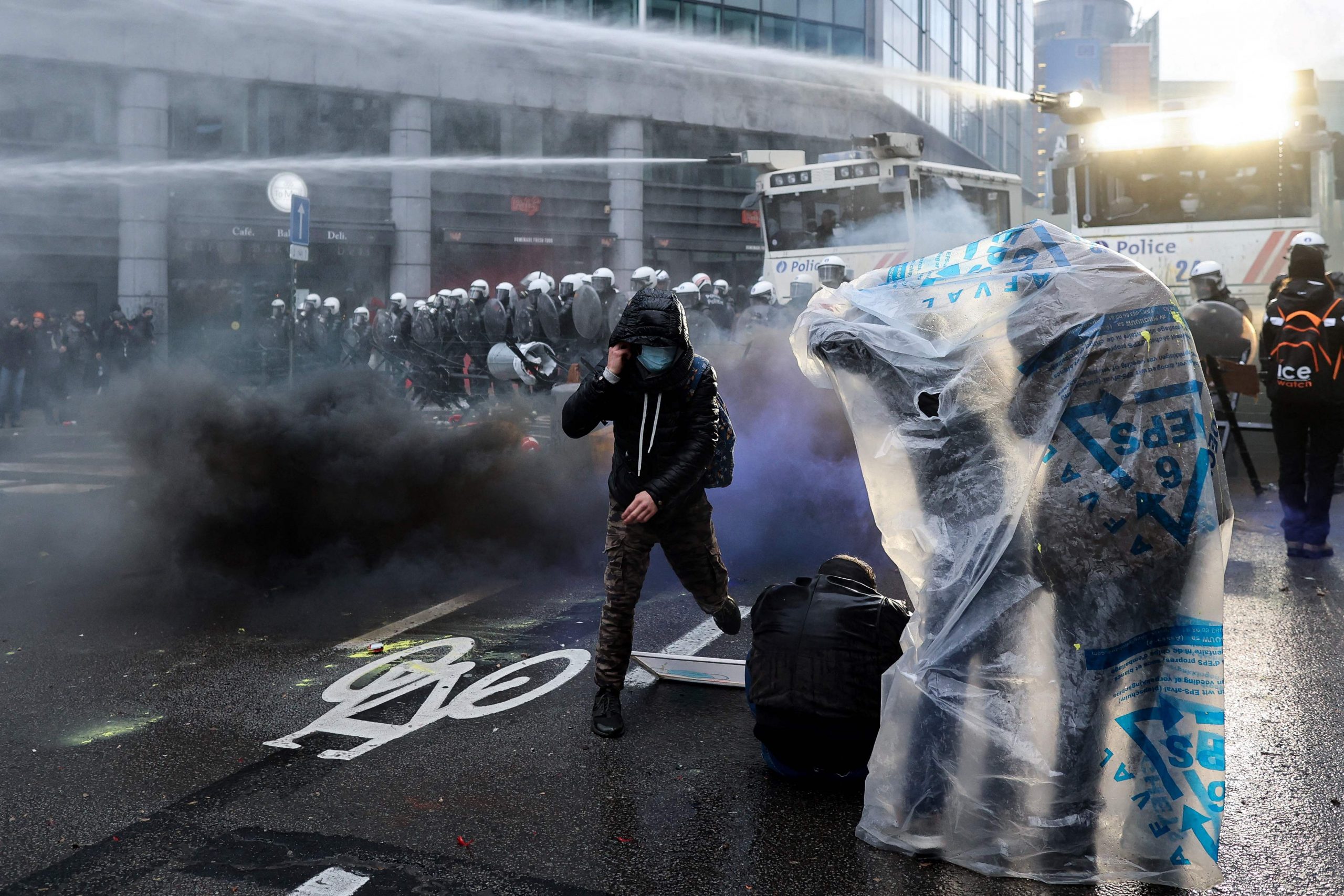 比利时8000人示威抗防疫措施　警射催泪气体水炮