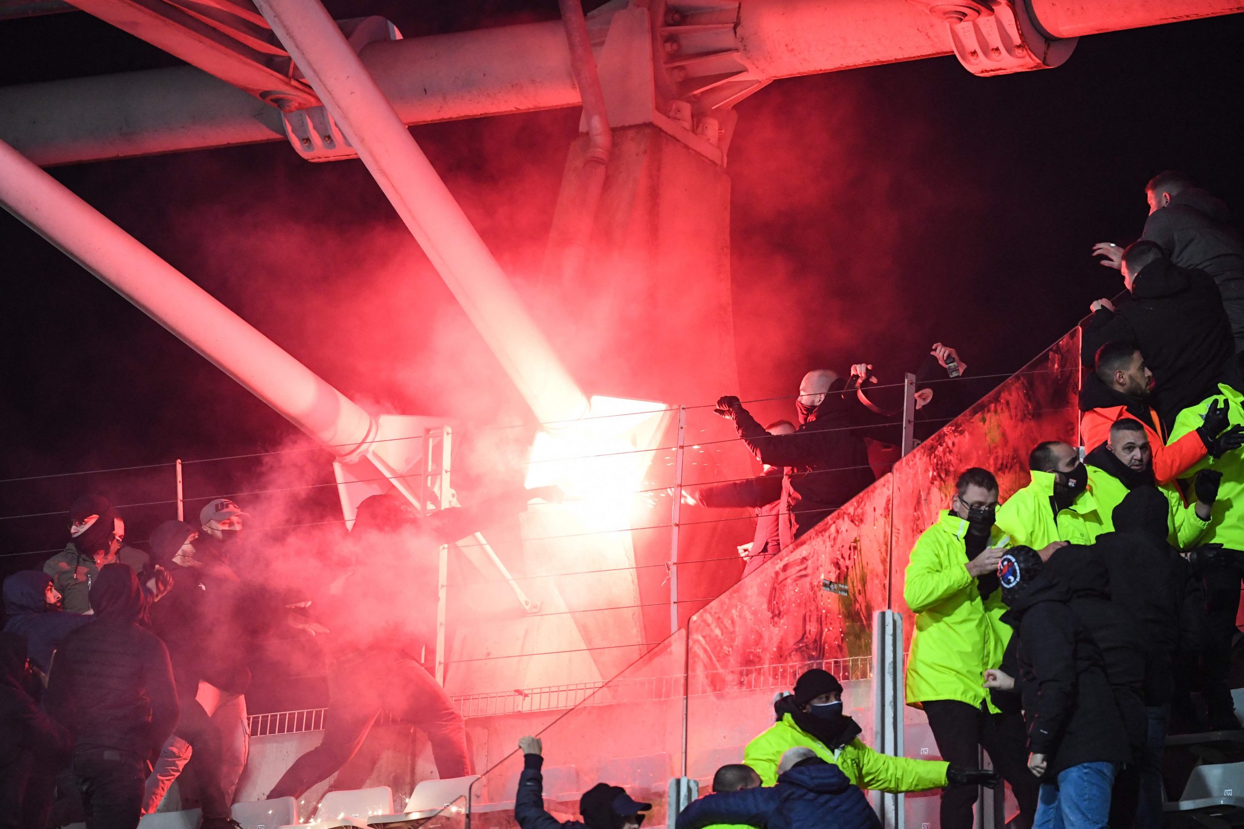 法国杯球迷激烈骚乱  巴黎FC对里昂比赛中断
