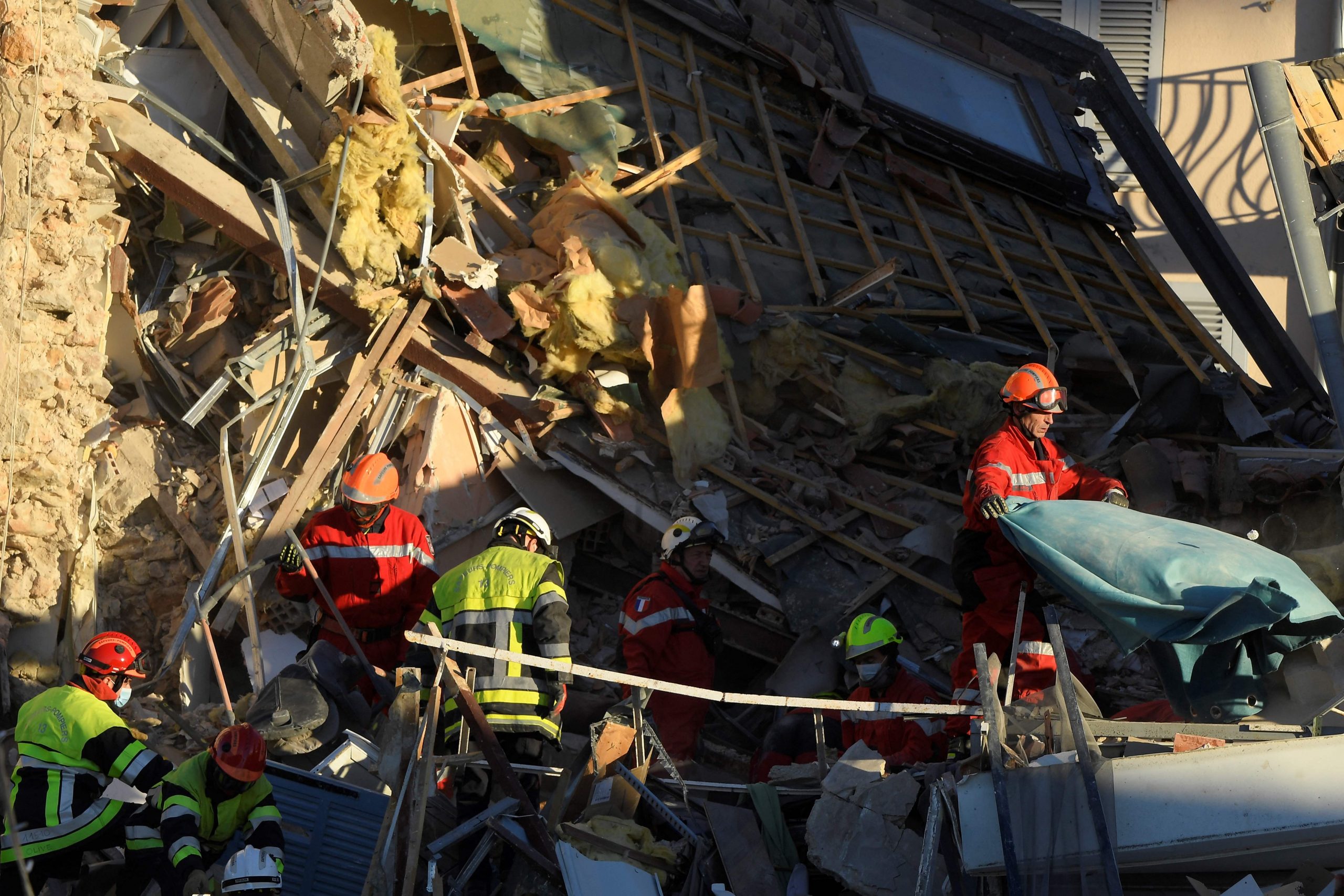 法国楼房坍塌 母亲与婴儿获救 2人仍失踪