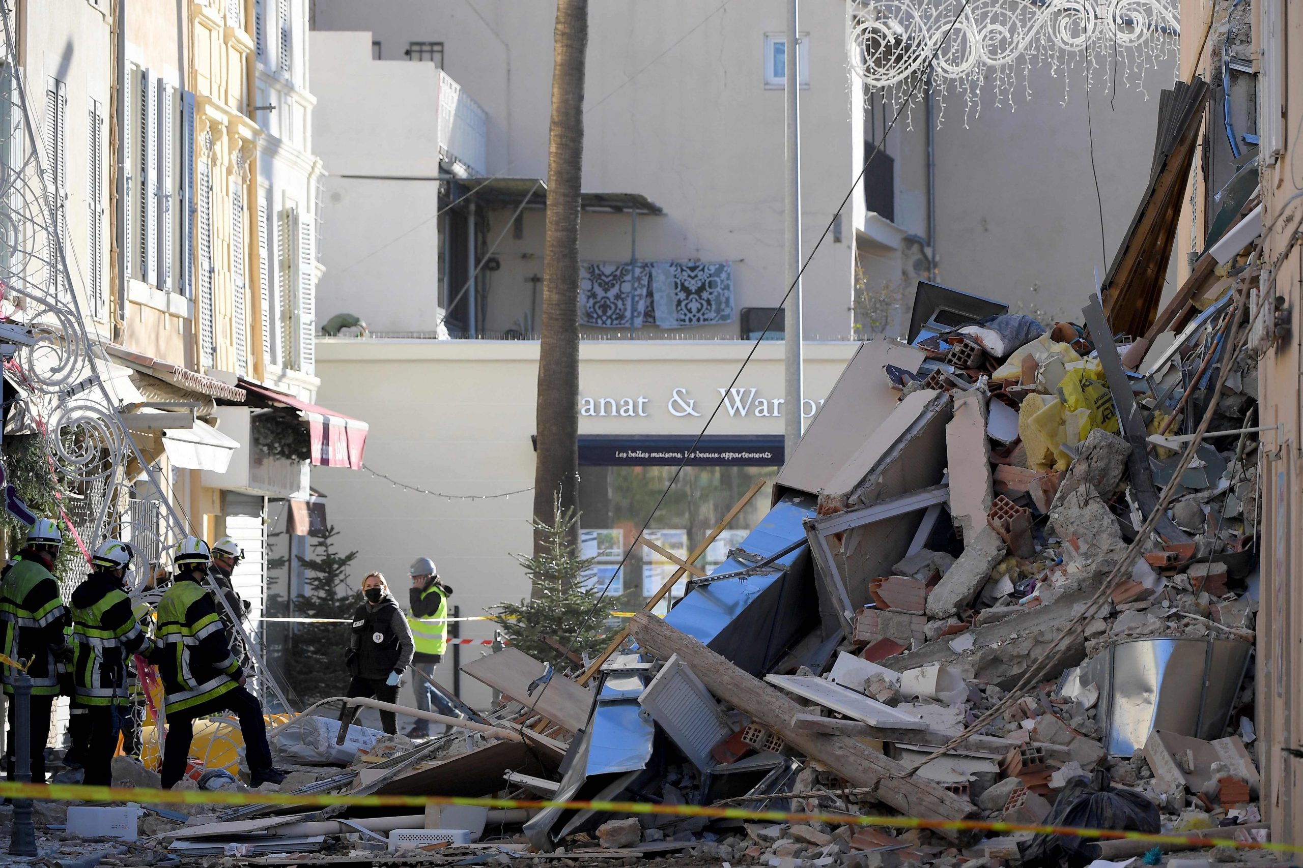 法国楼房坍塌 母亲与婴儿获救 2人仍失踪