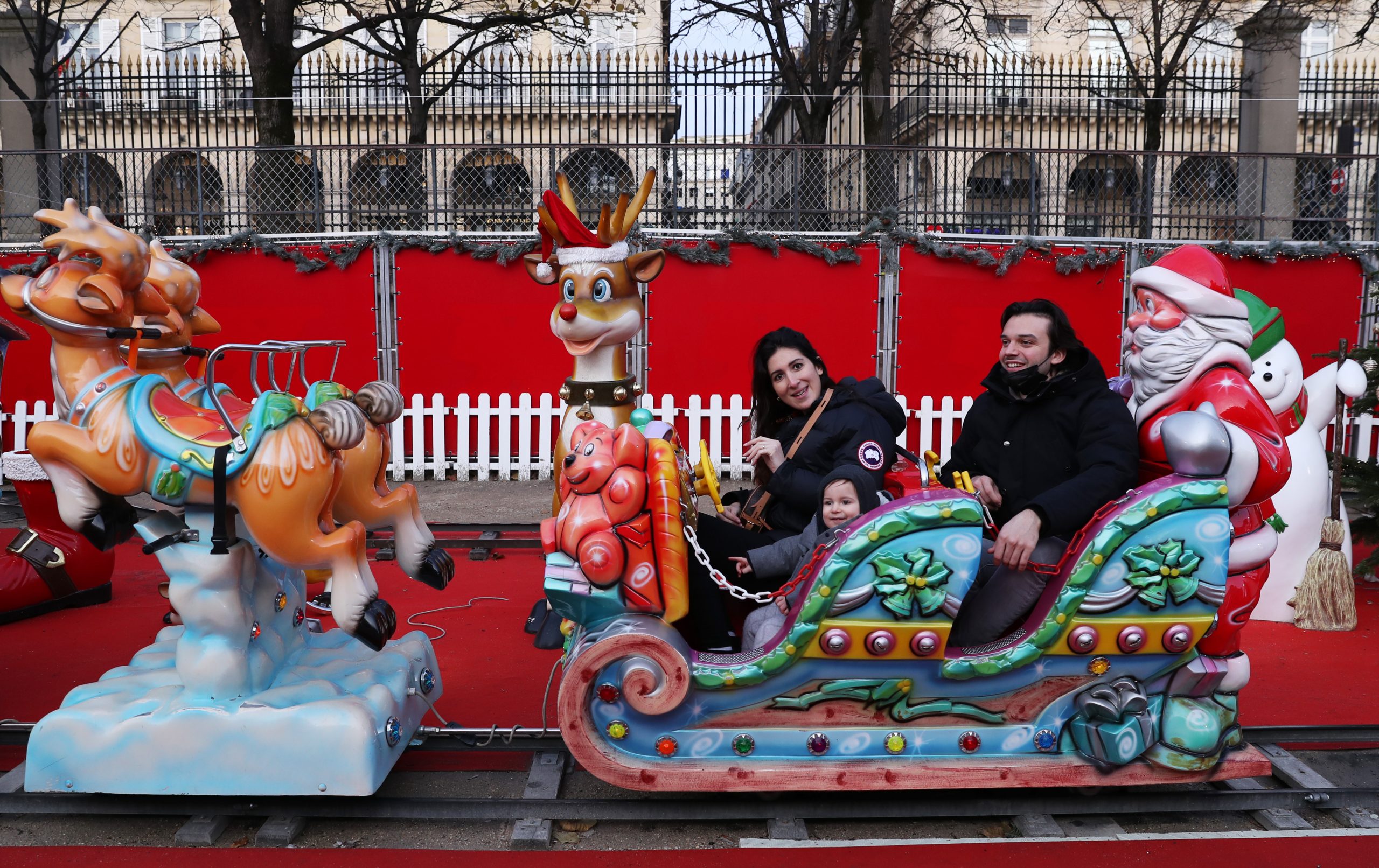 法国遭第五波疫情侵袭 无阻人民欢庆圣诞佳节