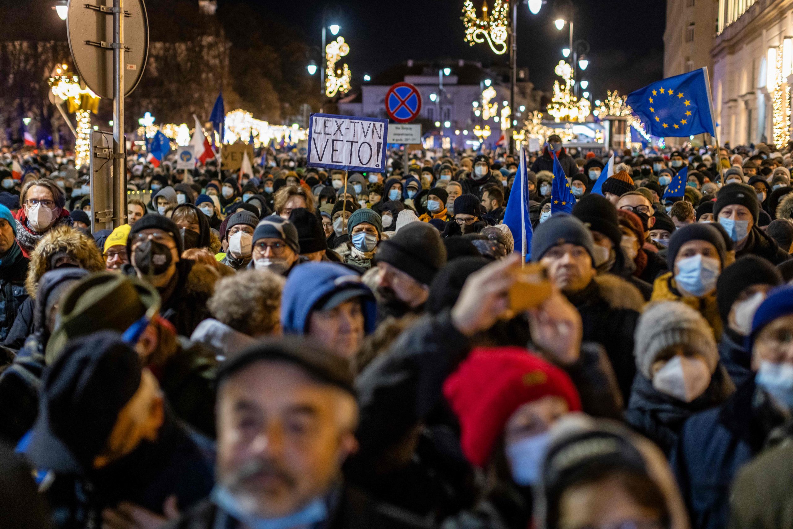 波兰强行通过媒体法 数千人聚集总统府外抗议