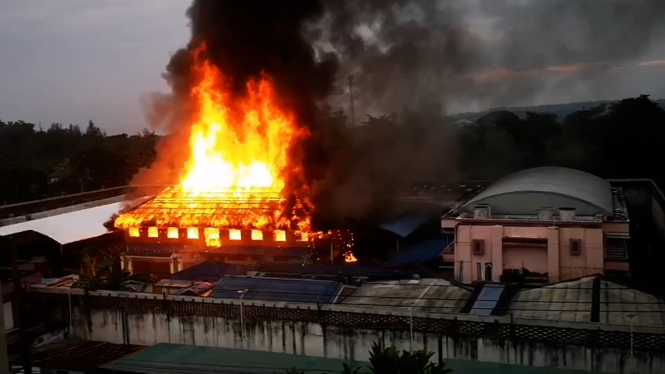 泰国／未及时隔离染疫囚犯引不满 甲米府监狱骚乱 一建筑烧毁