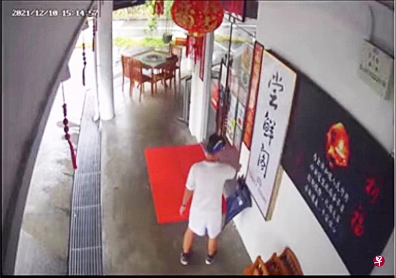 狮城男偷顾客雨伞 餐厅报警