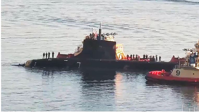 看世界 7  美军海狼级核潜舰“康涅狄格号”声纳罩撞坏