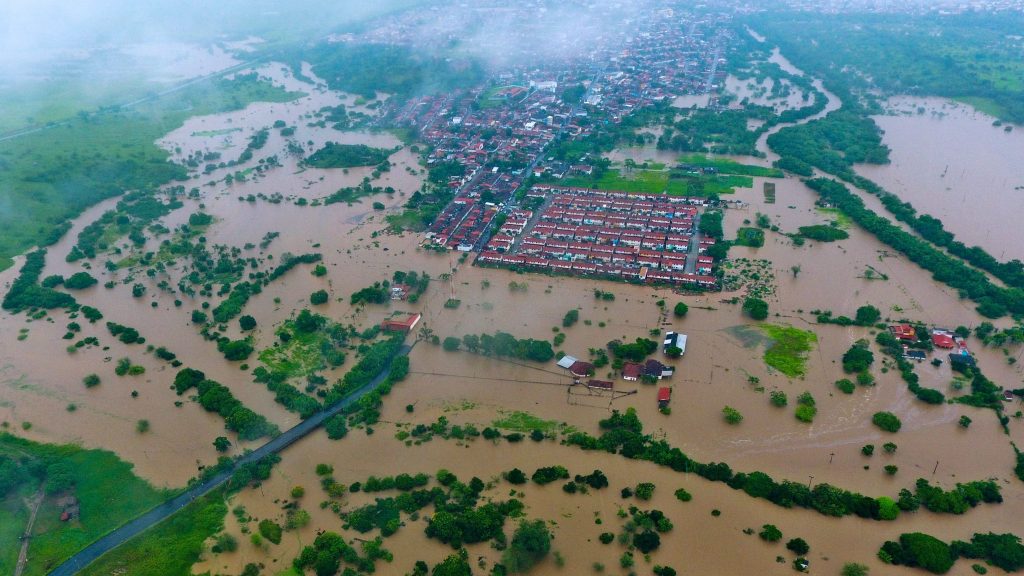 巴西豪雨成灾两水坝接连溃堤 冲击至少40万人