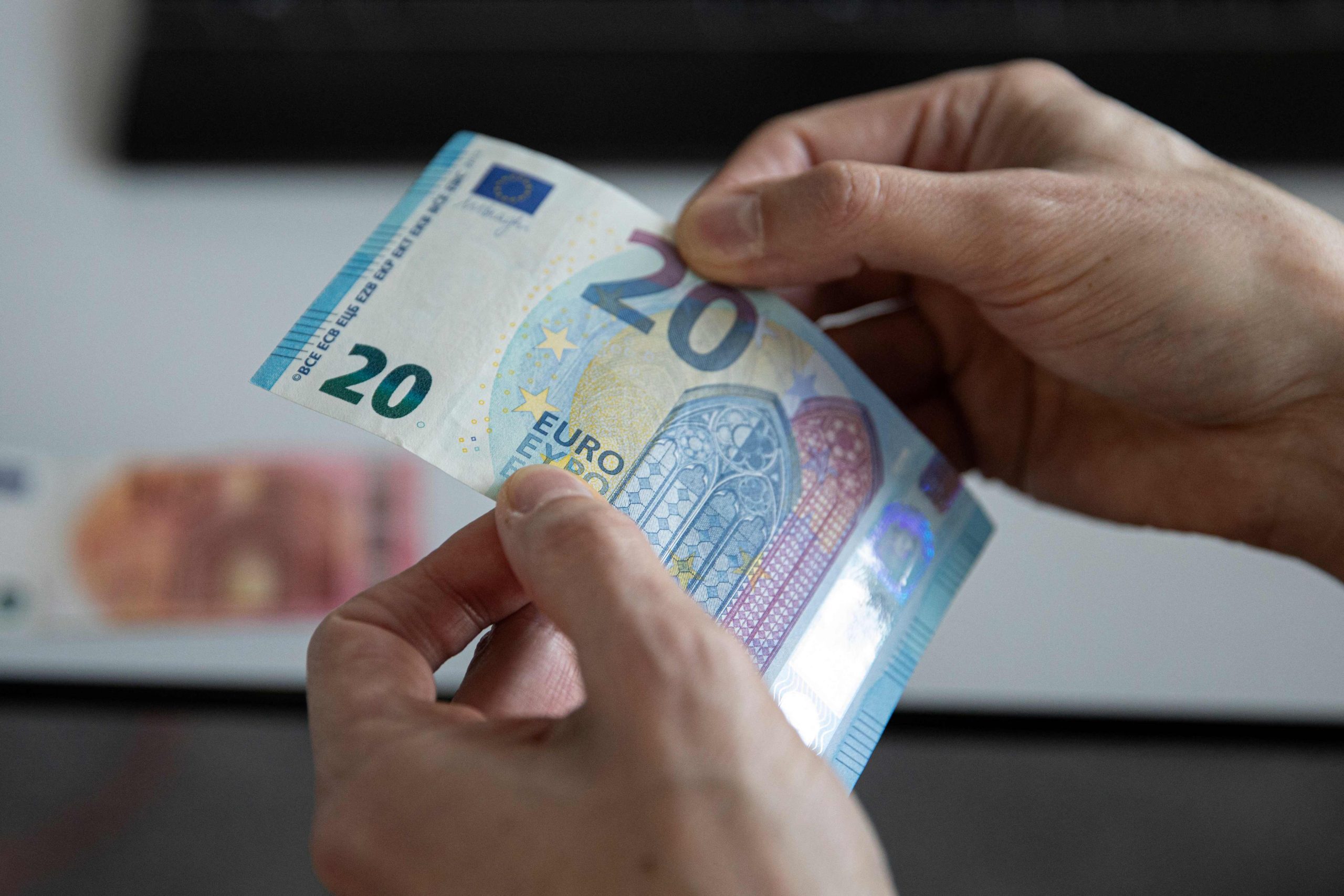 看世界)20年历史欧元纸币将大改造