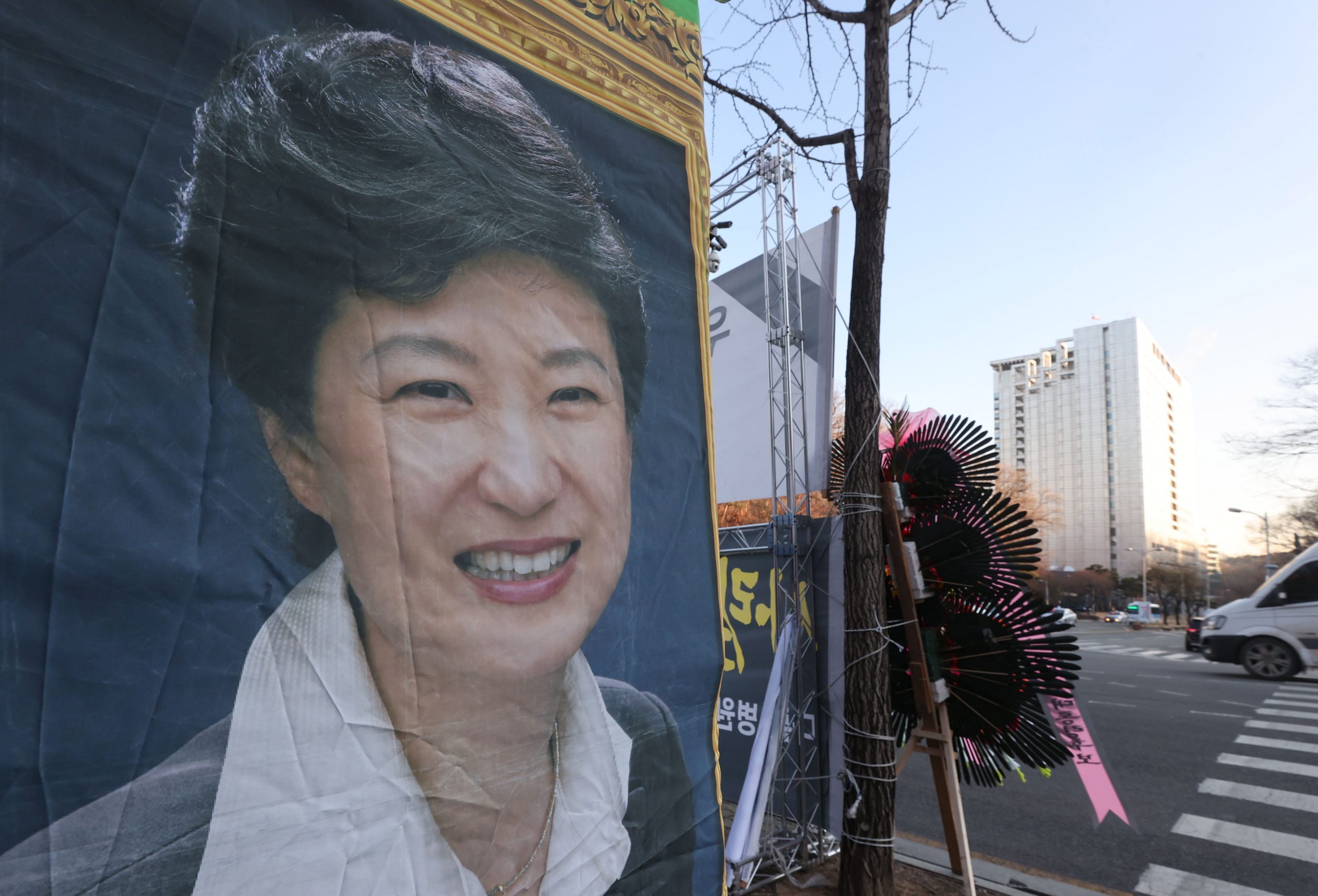 看世界两图)韩国前总统朴槿惠周四晚出狱 料续住院至明年2月
